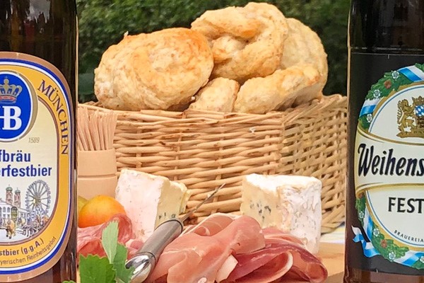 Oktoberfest öl med pretzel